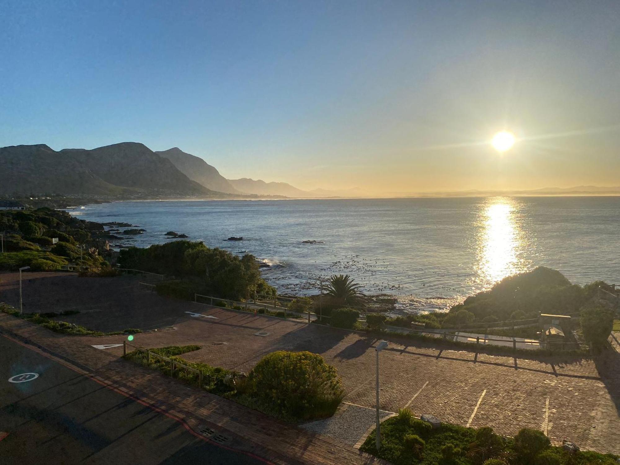 The Sun, Whales & Waves - Seafront Apartment ヘルマナス エクステリア 写真